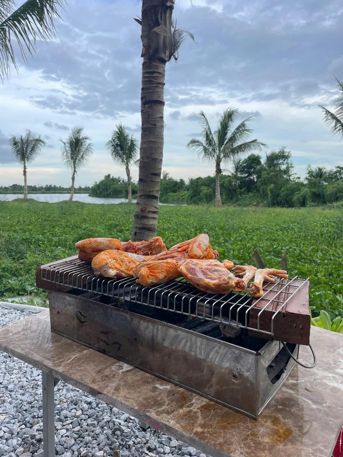 Nướng BBQ bên bờ sông, dưới bóng dừa