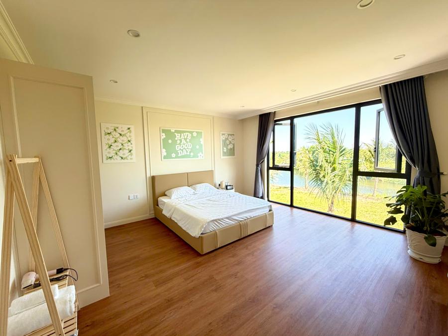 Phòng Deluxe view sông — cửa kính tràn sáng
