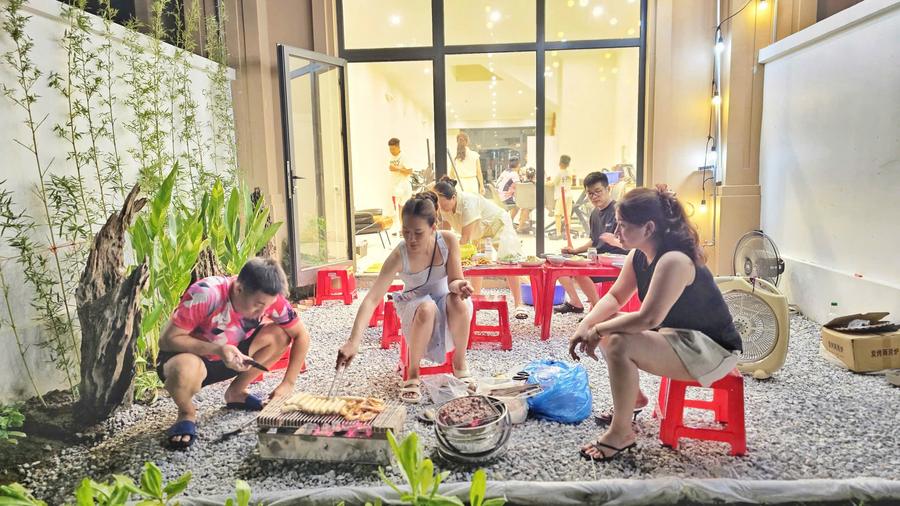 Buổi tối BBQ sân vườn quây quần cả nhà