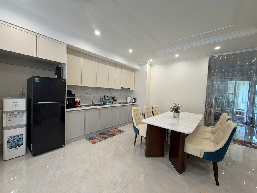 Bếp đầy đủ dụng cụ + bàn ăn 6 ghế
